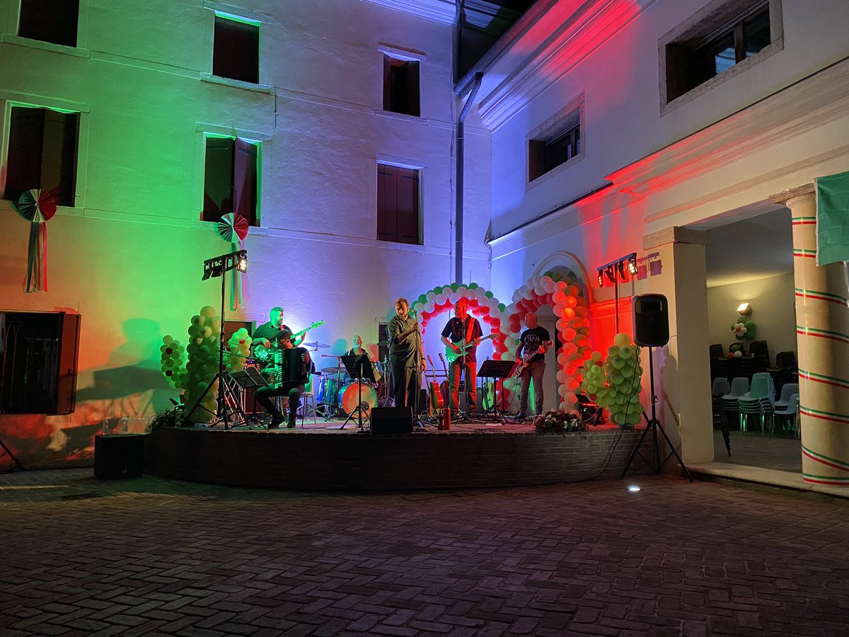 cgarciadealba's tweet photo. Vaya que Cultura Musical México es fuerte&amp;pegajosa!En rincones #ITALIA 2 excelentes bandas que cantan desde rancheras,clásicas&amp;románticas,jazz y tropicales.Gracias #MADAUS por sublime Album #FRIDA y #TABASCOSHOT por #VAMOSDEJUERGA. De @ComuneVolterra y @ComuneTreviso @EmbaMexIta https://t.co/oZntUcsxb2