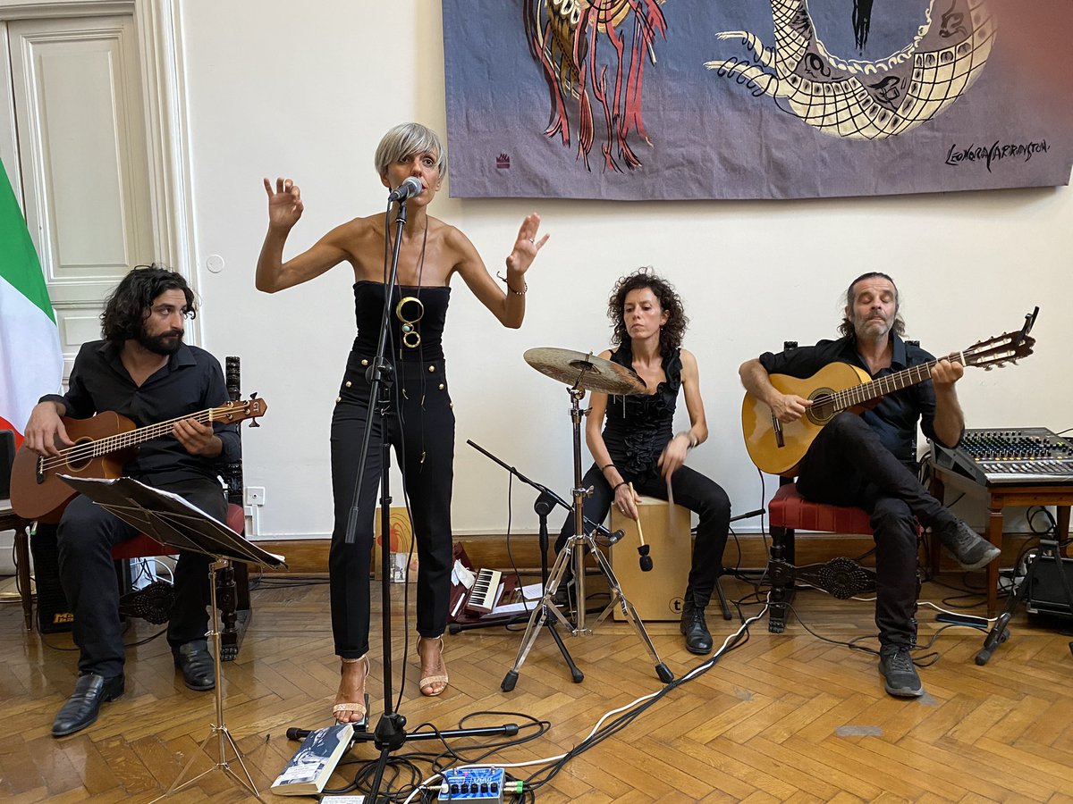 cgarciadealba's tweet photo. Vaya que Cultura Musical México es fuerte&amp;pegajosa!En rincones #ITALIA 2 excelentes bandas que cantan desde rancheras,clásicas&amp;románticas,jazz y tropicales.Gracias #MADAUS por sublime Album #FRIDA y #TABASCOSHOT por #VAMOSDEJUERGA. De @ComuneVolterra y @ComuneTreviso @EmbaMexIta https://t.co/oZntUcsxb2