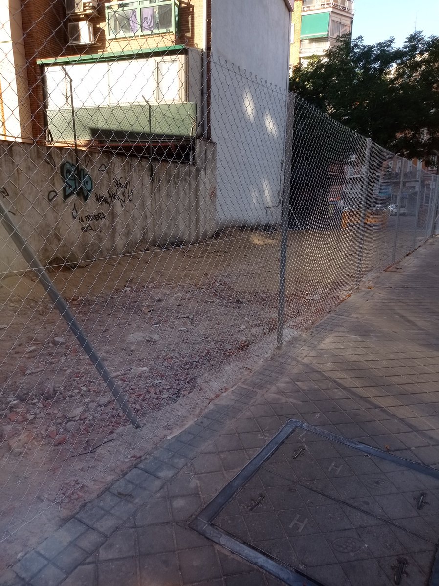 asocvec4Ctetuan's tweet photo. En Lope de Haro con Francos Rodríguez, @MADRID ha tirado el muro quedando a la vista  un pequeño solar municipal 
Se podría poner aquí y en el solar cercano zonas  estanciales  con bancos y juegos infantiles como el de Marques de Viana tan utilizado por el vecindario
@bpinedotex https://t.co/zfEiWTJ36g