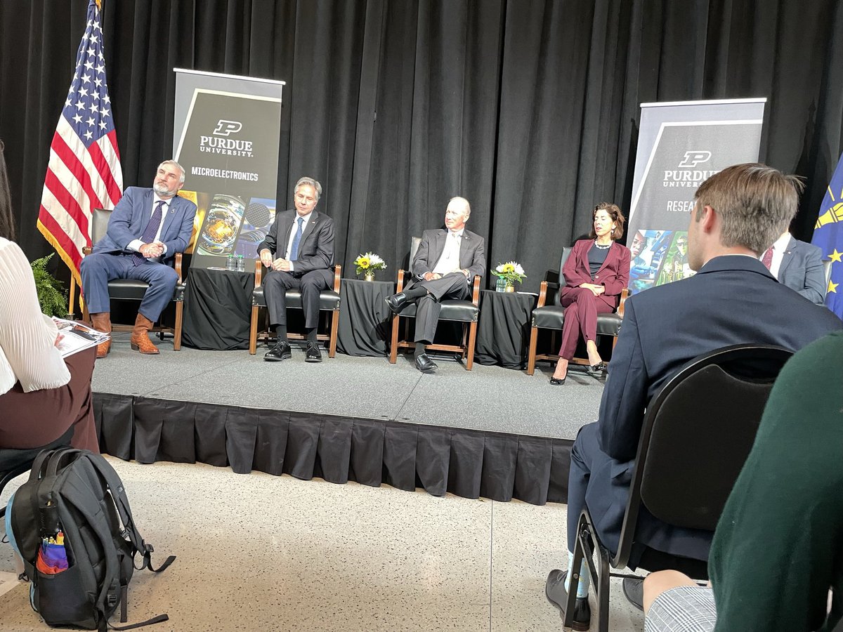 JJ_Rhoads's tweet photo. Still energized by discussing the impact &amp; prospects of our #SmallBusinesses w/ @GovHolcomb &amp; @SenToddYoung last week! Thanks @SecBlinken for the reminder that work we do at home helps us help the world,  &amp; @SecRaimondo for the for the push on “lab2fab” &amp; talent development! https://t.co/QOIBGexf8h