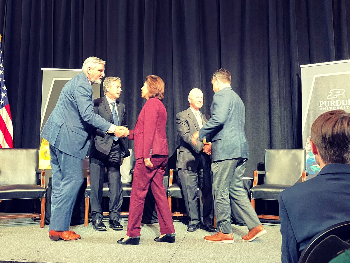 JJ_Rhoads's tweet photo. Still energized by discussing the impact &amp; prospects of our #SmallBusinesses w/ @GovHolcomb &amp; @SenToddYoung last week! Thanks @SecBlinken for the reminder that work we do at home helps us help the world,  &amp; @SecRaimondo for the for the push on “lab2fab” &amp; talent development! https://t.co/QOIBGexf8h