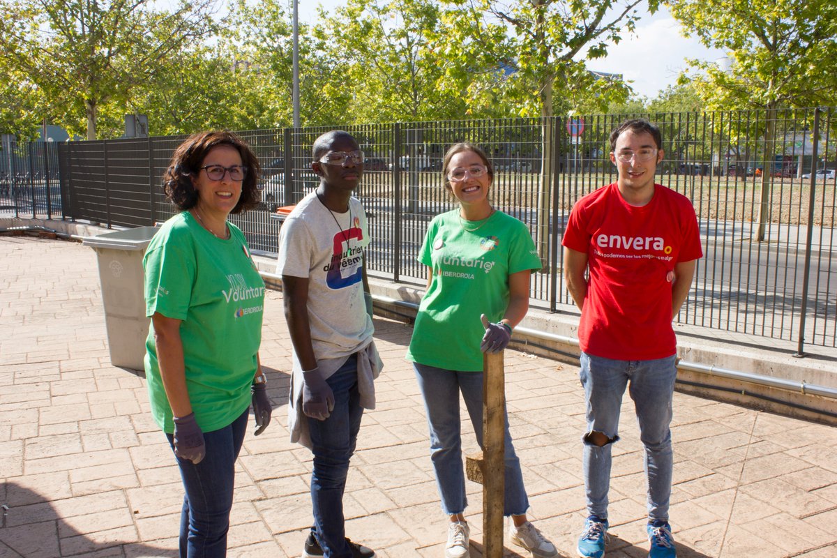 Grupo_Envera_'s tweet photo. Fue una alegría recibir de nuevo al #VoluntariadoCorporativo de @iberdrola para continuar en la construcción del #AulaDisFriendly, un espacio sostenible del que se beneficiarán más de 30 alumnos con discapacidad intelectual #ComprometidODS. https://t.co/JsVmn6z3J0