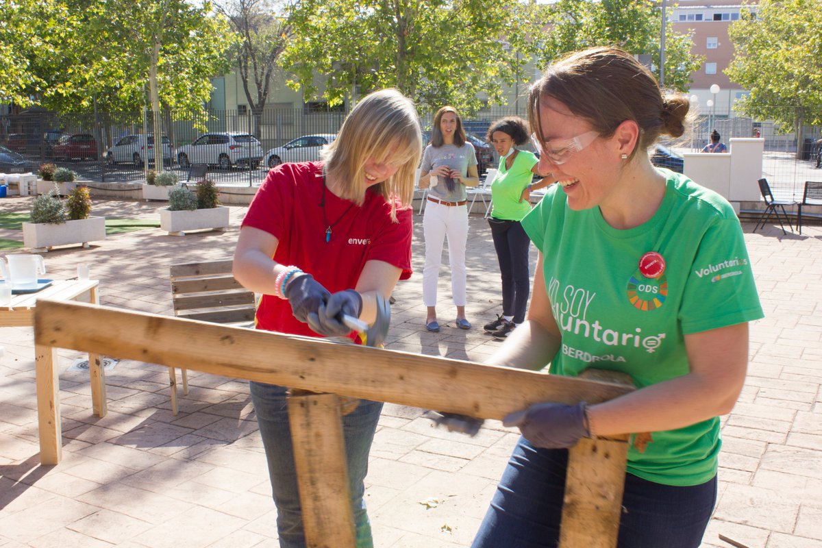 Grupo_Envera_'s tweet photo. Fue una alegría recibir de nuevo al #VoluntariadoCorporativo de @iberdrola para continuar en la construcción del #AulaDisFriendly, un espacio sostenible del que se beneficiarán más de 30 alumnos con discapacidad intelectual #ComprometidODS. https://t.co/JsVmn6z3J0