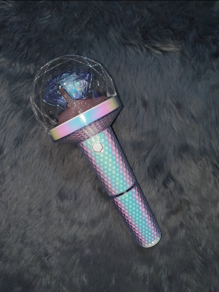hantothree's tweet photo. the prettiest lightstick indeed!! 🥹 very well packed, not even a single dent sa box as in. lightstick artived in a great condition. to the seller, you're a life saver!!! thank you for a smooth transaction! complete na me for the concert!! @lunastarmerch #LSMProof https://t.co/JollGb1x6b