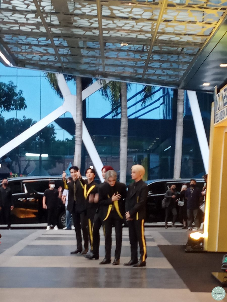 jemjembdi's tweet photo. Pengen nangis ga bisa liat #WayV #WayV_in_Indonesia #SelamatDatangWayV https://t.co/FO4k21HAJJ