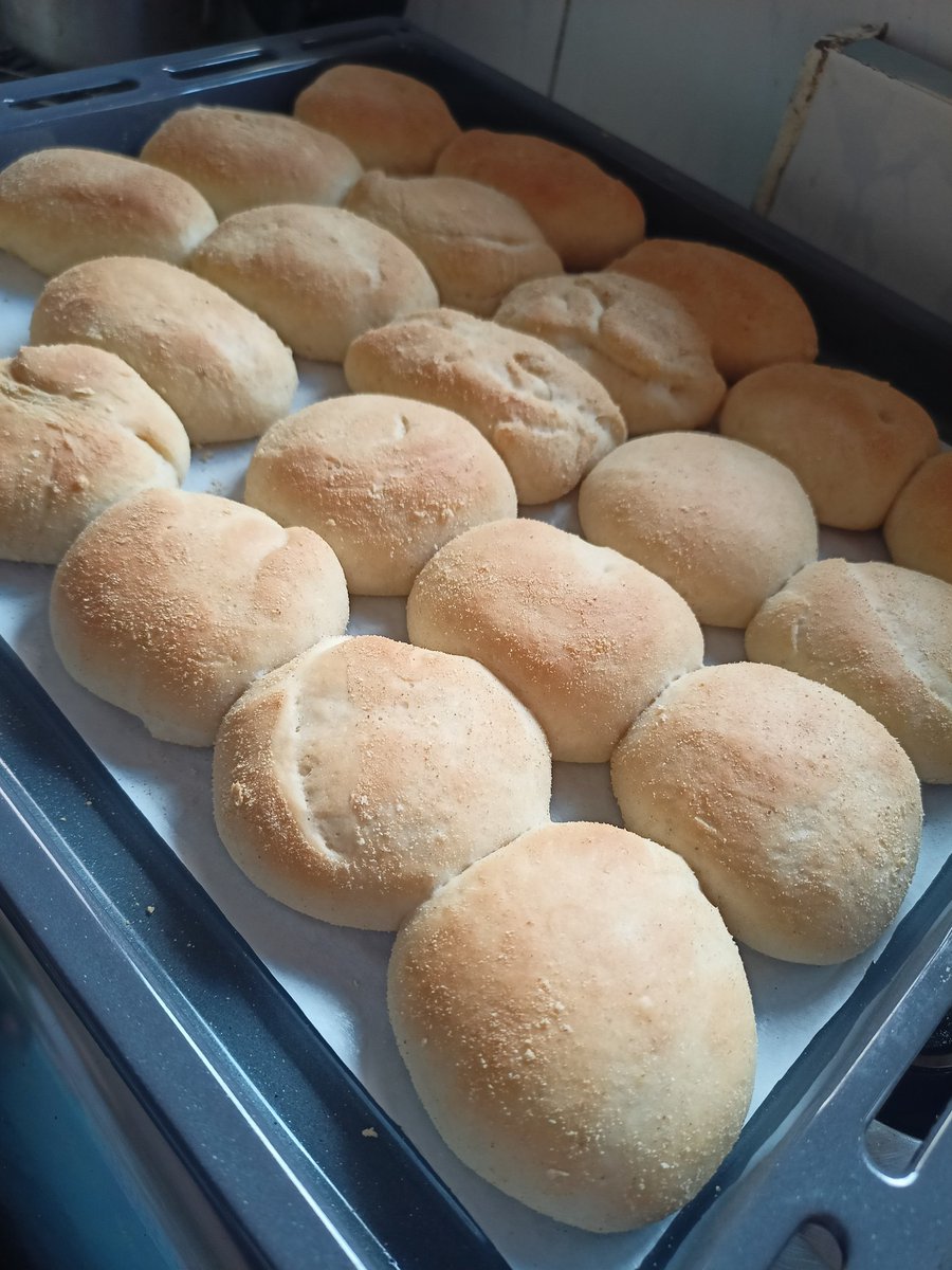 Elaaineyyy's tweet photo. First try ng pandesal with @jwprxm 🥺❤️ yummy yummyy https://t.co/agO9kvGlov
