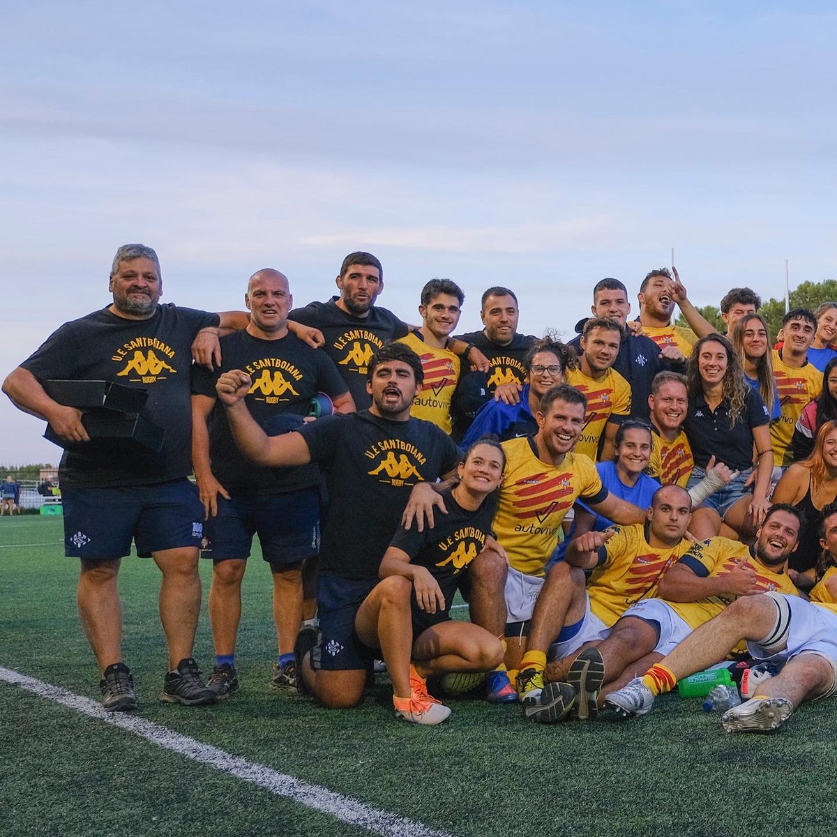 UESantboiana's tweet photo. La família del 𝖋𝖊𝖗𝖗𝖔! 🏠🏉💙

📸 @JordiE64 

#FerroSantBoi https://t.co/OUV0wKxqFV