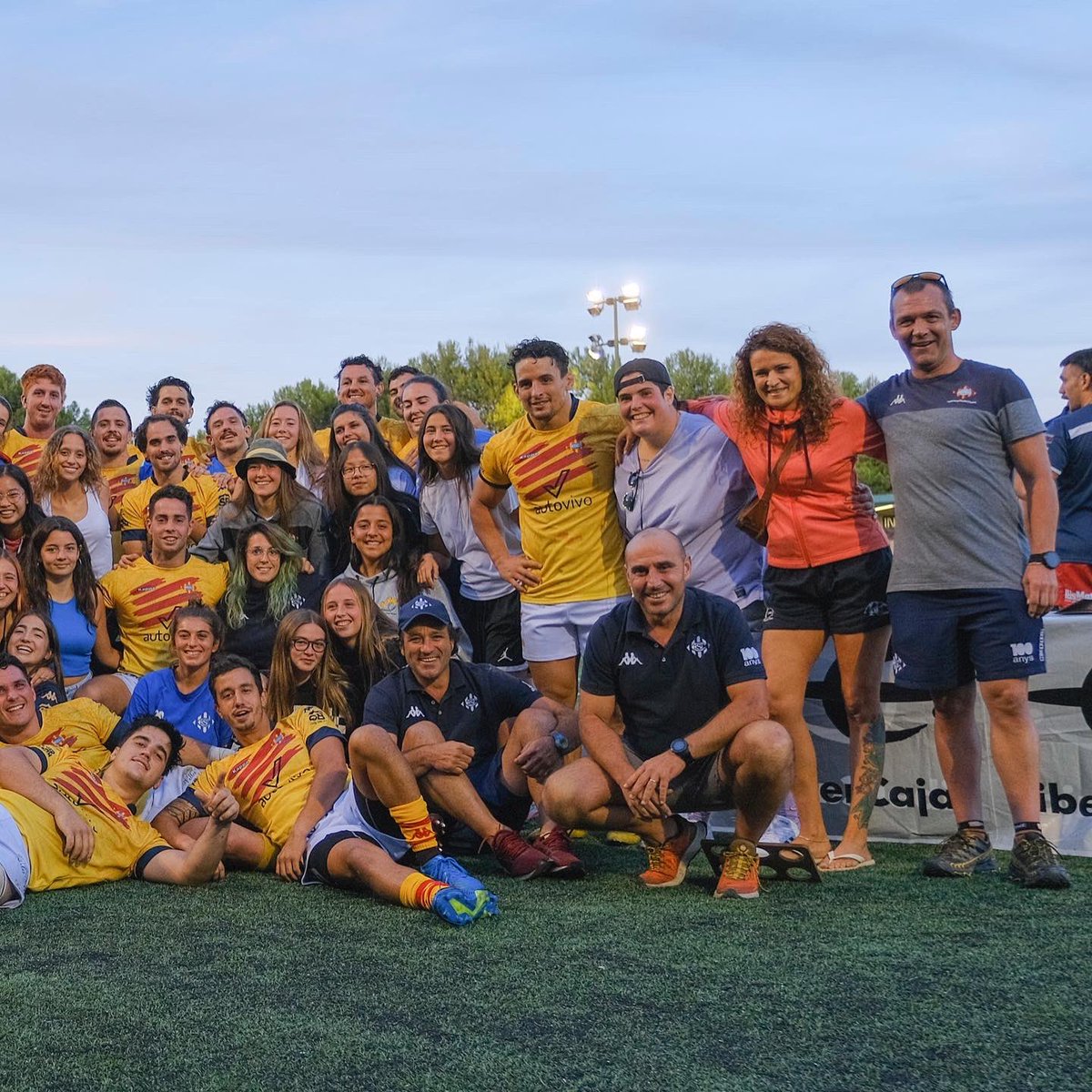 UESantboiana's tweet photo. La família del 𝖋𝖊𝖗𝖗𝖔! 🏠🏉💙

📸 @JordiE64 

#FerroSantBoi https://t.co/OUV0wKxqFV