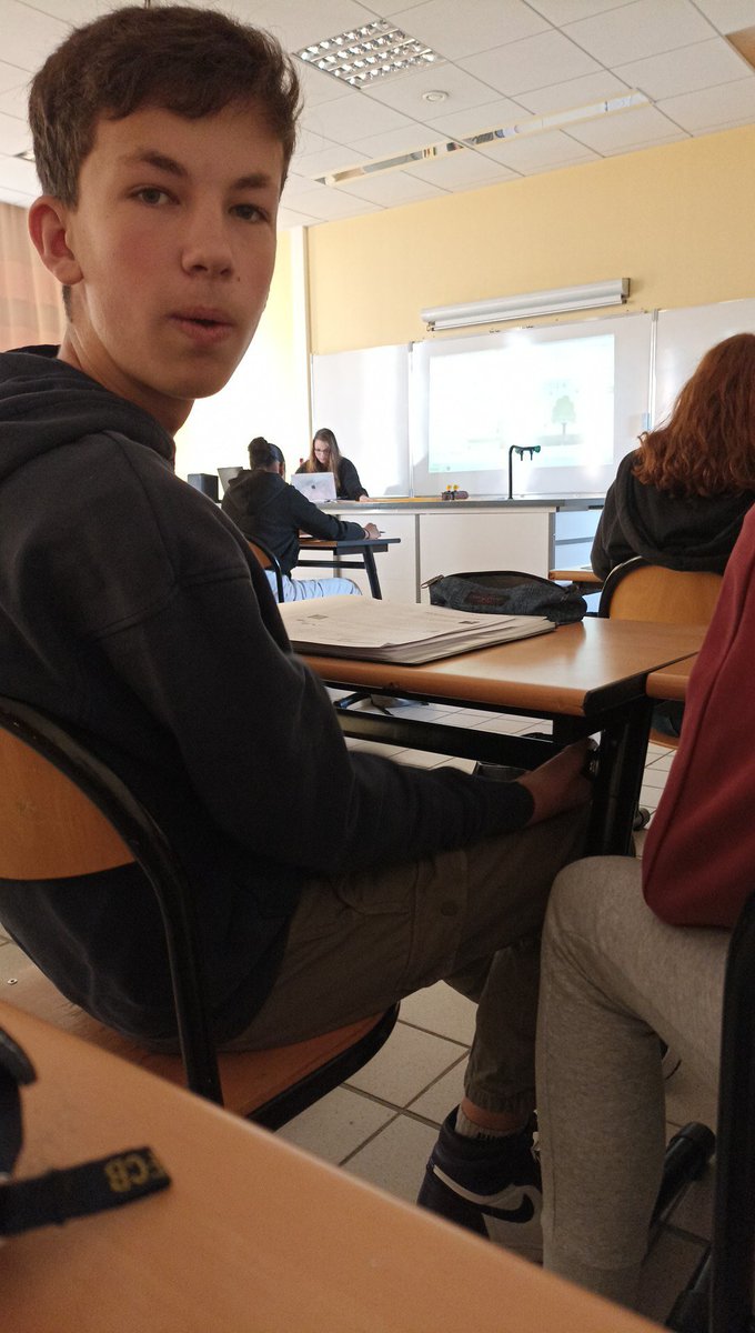 _kwilaw_'s tweet photo. Les cours d'enseignement scientifique c'est tellement nul c'est abuser 😂 https://t.co/MOq2M5sKTR