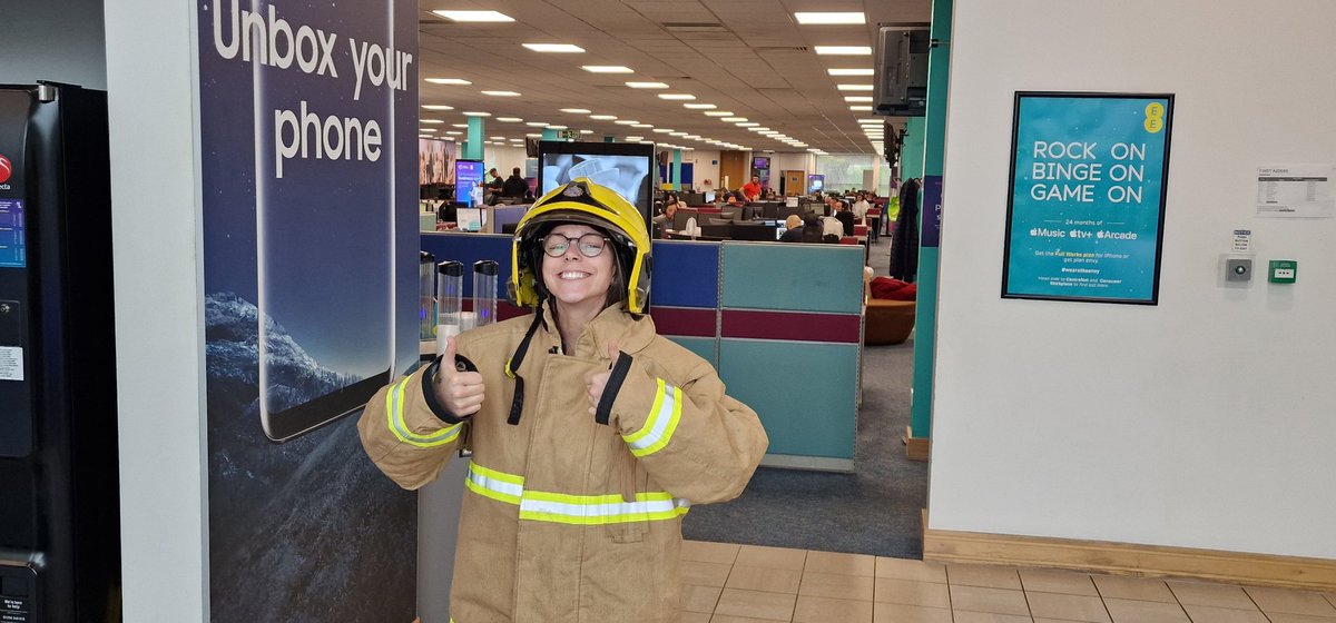 MehrbanSadiq's tweet photo. #twfrs Excellent engagement with @EE staff regarding fire safety in home 🏠 
#FireFamily 
#firecadet 
#Princesstrust 
#Recrutement 
@Kas1691Ks @Kfullen76 @NatalieMortim12 @LailaAb95314447 🙂👍🏽🤝🏽🚒👩‍🚒👨‍🚒 https://t.co/kTtkFDxGbK