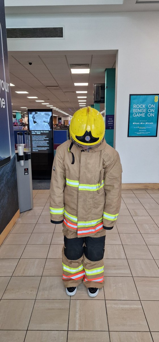 MehrbanSadiq's tweet photo. #twfrs Excellent engagement with @EE staff regarding fire safety in home 🏠 
#FireFamily 
#firecadet 
#Princesstrust 
#Recrutement 
@Kas1691Ks @Kfullen76 @NatalieMortim12 @LailaAb95314447 🙂👍🏽🤝🏽🚒👩‍🚒👨‍🚒 https://t.co/kTtkFDxGbK