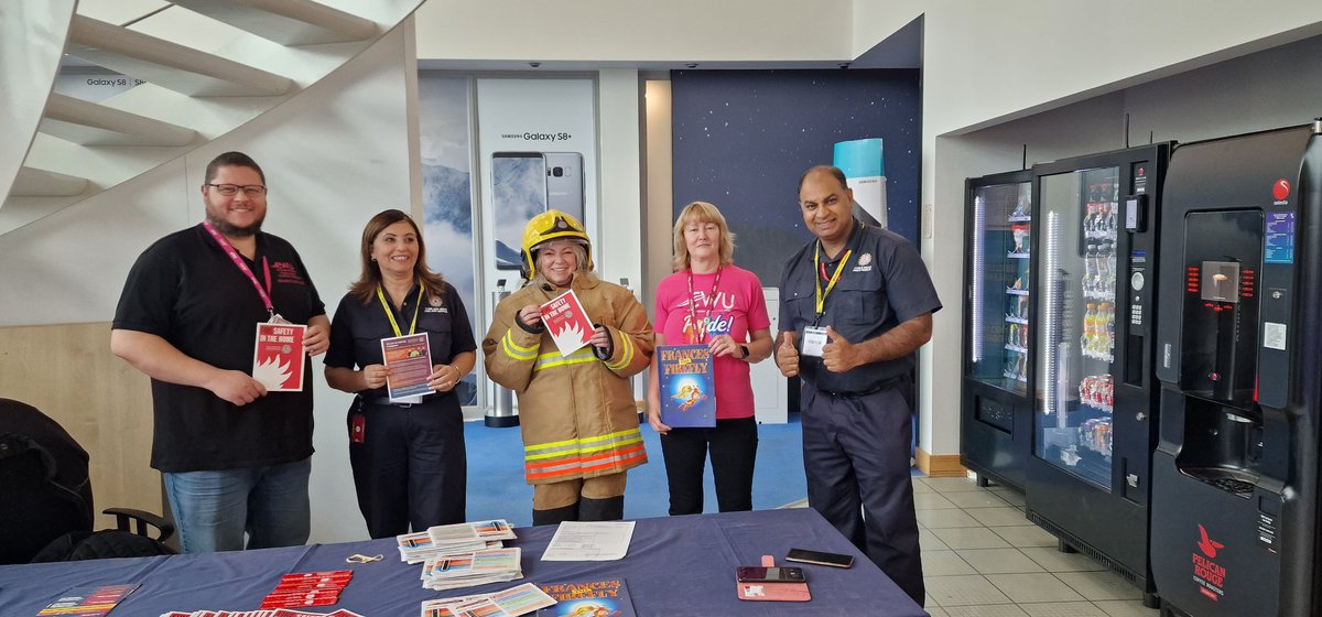 MehrbanSadiq's tweet photo. #twfrs Excellent engagement with @EE staff regarding fire safety in home 🏠 
#FireFamily 
#firecadet 
#Princesstrust 
#Recrutement 
@Kas1691Ks @Kfullen76 @NatalieMortim12 @LailaAb95314447 🙂👍🏽🤝🏽🚒👩‍🚒👨‍🚒 https://t.co/kTtkFDxGbK