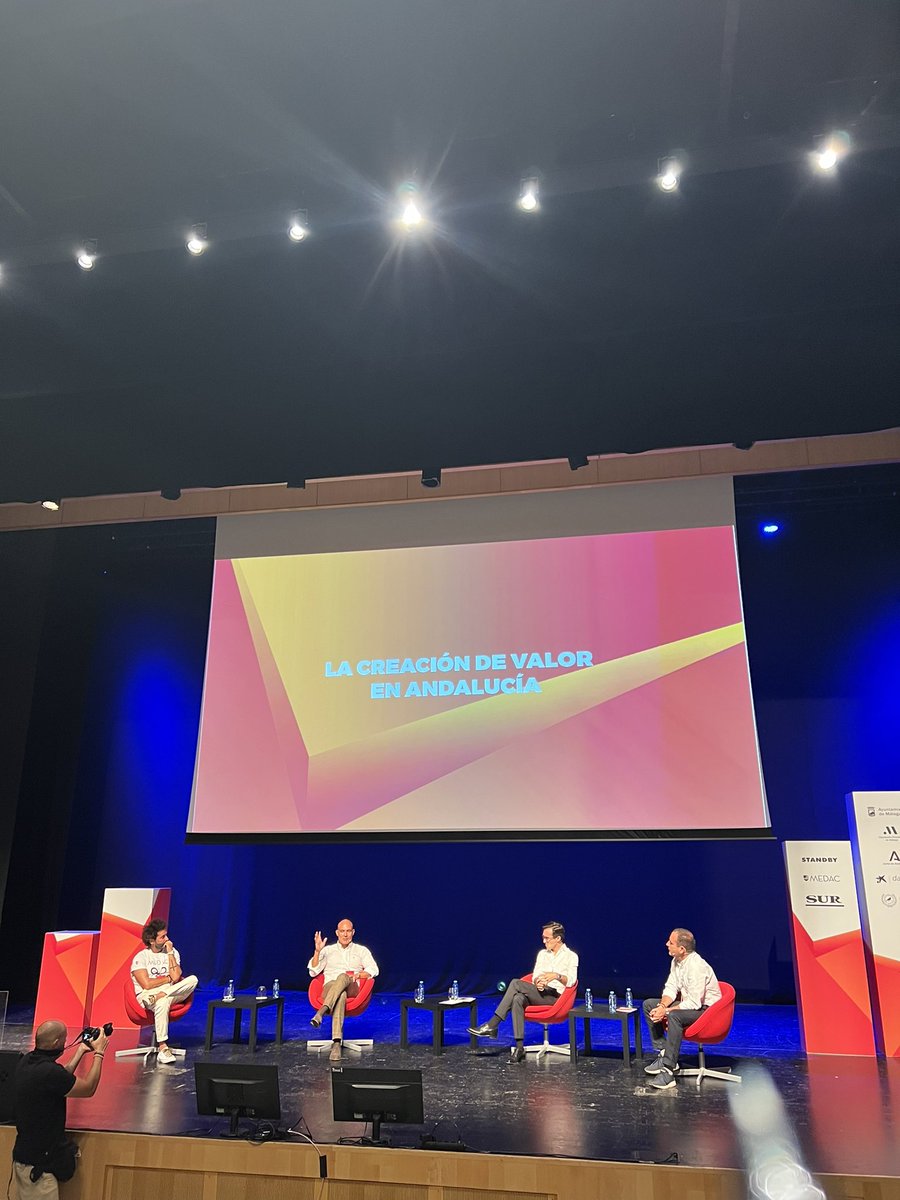 MarianSCastan's tweet photo. #SunAndTech | #MálagaTecnológica 
🗣 @pacoavilaromero, @institutoMEDAC 
🗣 @BernieHernie 
🗣 #JaimeMoreno
“Lo ideal es que las empresas que se creen aquí generen valor y potencie el talento de los malagueños” 
@sunandtech @ManoloCastillo https://t.co/2aEq7Kb1hr