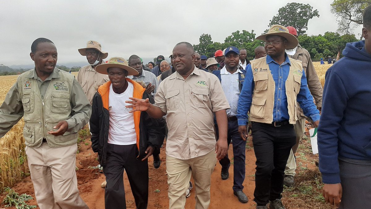 sirpzim's tweet photo. Guest of honour, Masvingo Minister of State, Hon Ezra Chadzamira, guests, school children and other farmers take a tour around Banga Irrigation Scheme. https://t.co/Nu3ywTvvSz