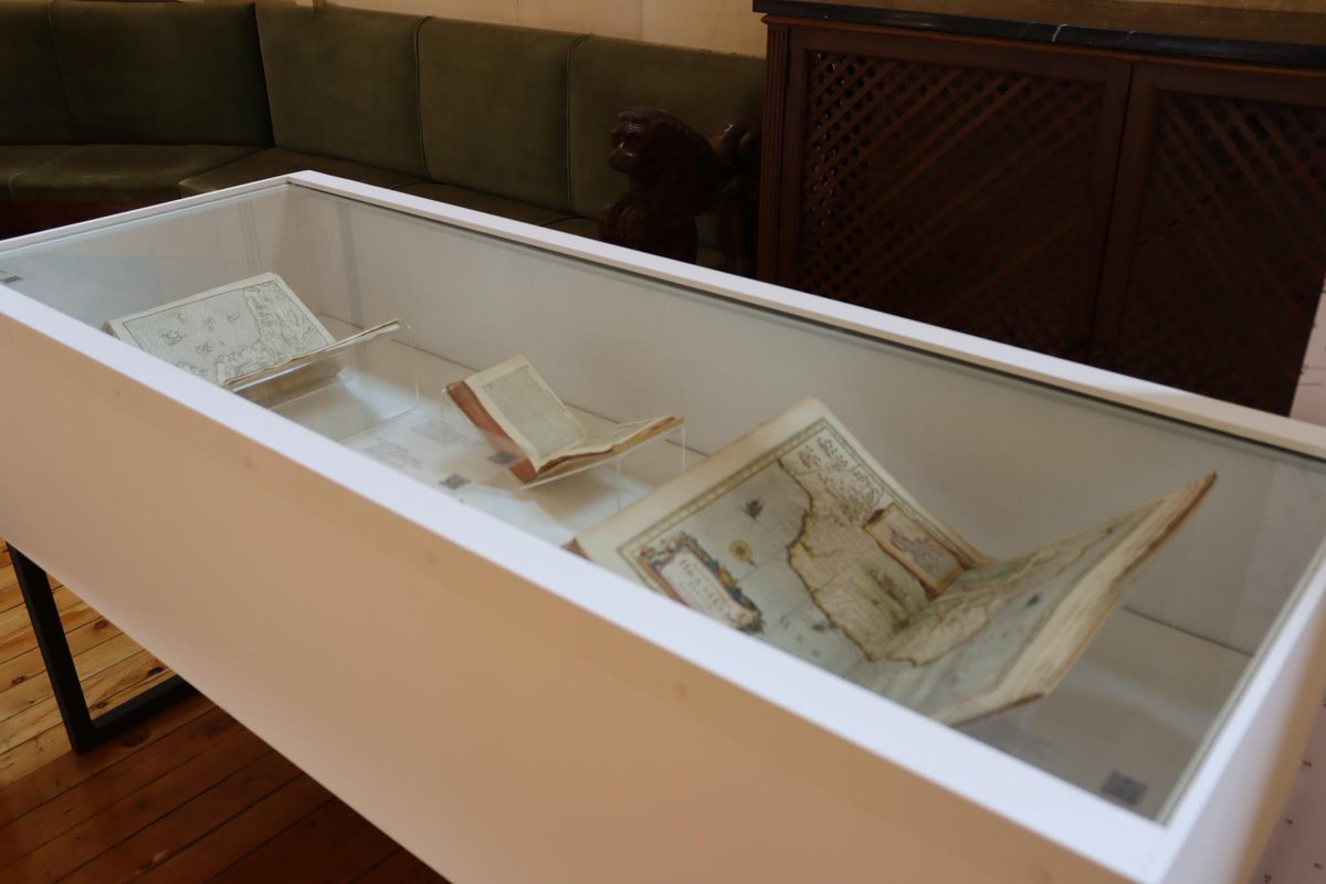 Os animo a visitar la magnífica exposición ‘Grandezas de Brasil’ que reúne en Escuelas Mayores obras excepcionales de la Biblioteca Histórica de nuestra universidad. Gracias al embajador de #Brasil en España, Orlando Leite Ribeiro, por acudir una vez más a Salamanca y apoyarnos.