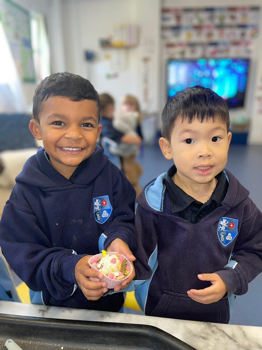 TheChadderton's tweet photo. Pre-School has been talking about friendship and what makes a good friend. They worked together with their friends and created their own friendship pie 🥧✨#friendship #chadderton #preschool #oldham @Oldham_Hour @ISAschoolsnorth https://t.co/ArOP4C0e90