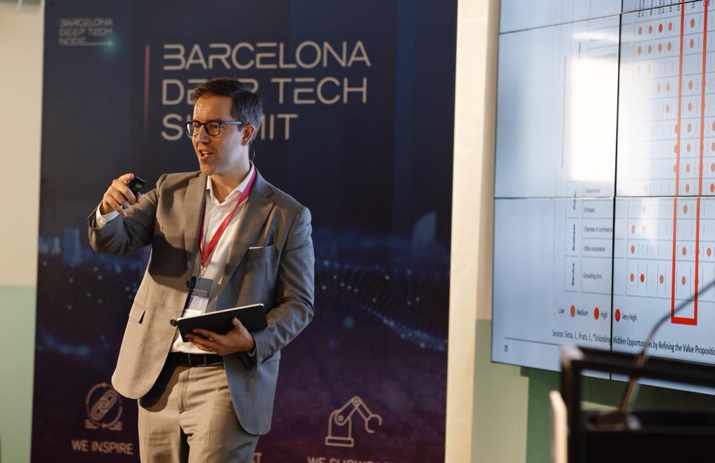 barcelonactiva's tweet photo. 🔝 @josemariasiota ha participat en el #DeepTechMatch, fomentant la connexió entre empreses i #startups.
És un membre del #ThinkNet de @barcelonactiva, la nostra xarxa per intercanviar coneixement, liderar la reflexió i la innovació en l’impuls de noves polítiques públiques. 💯 https://t.co/UcEcXqBsKW