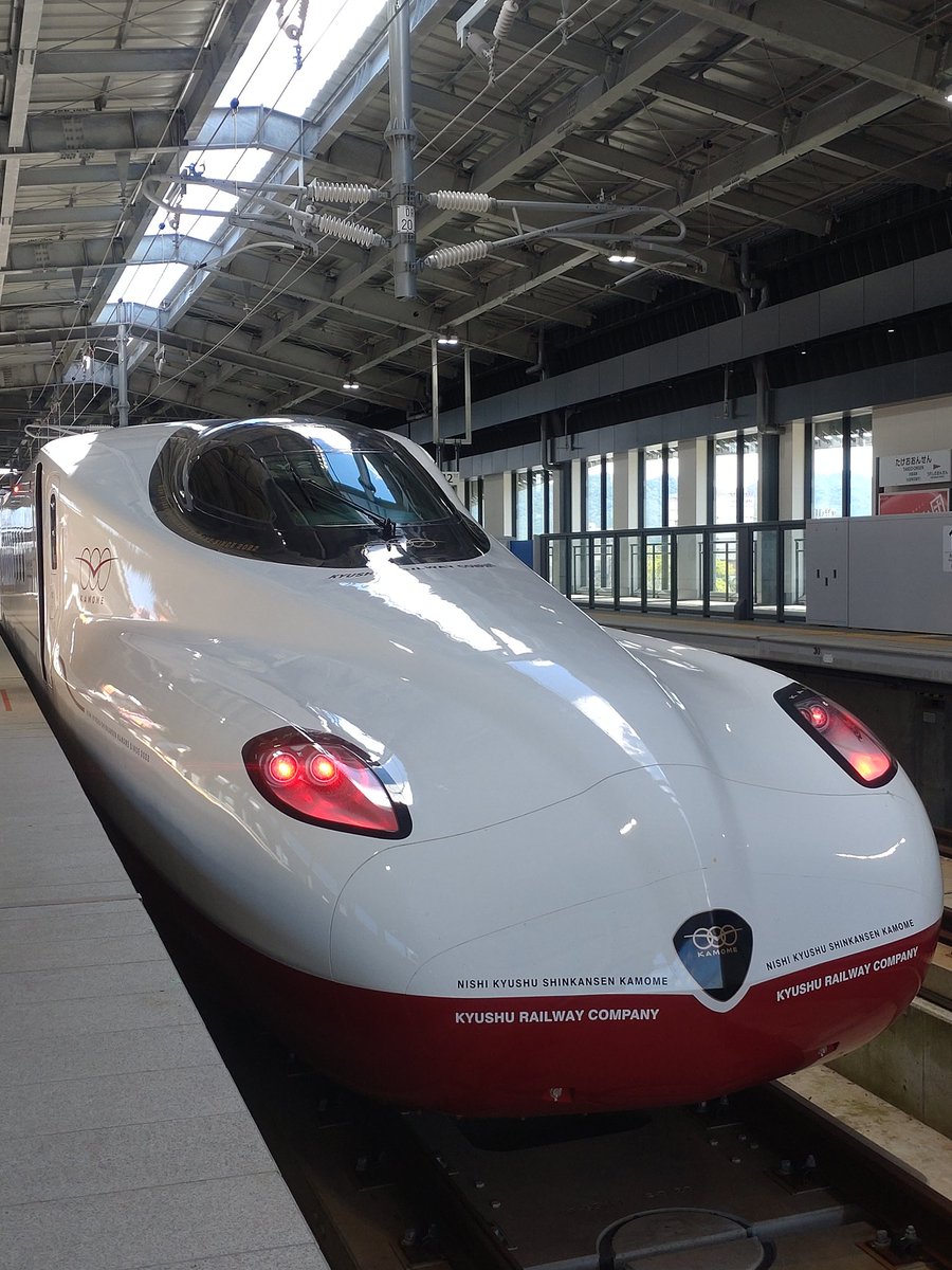 「そう言えば、明日から新しい新幹線が走るんでしたっけ。実は先週、機会があって乗って」|ヨミツナのイラスト
