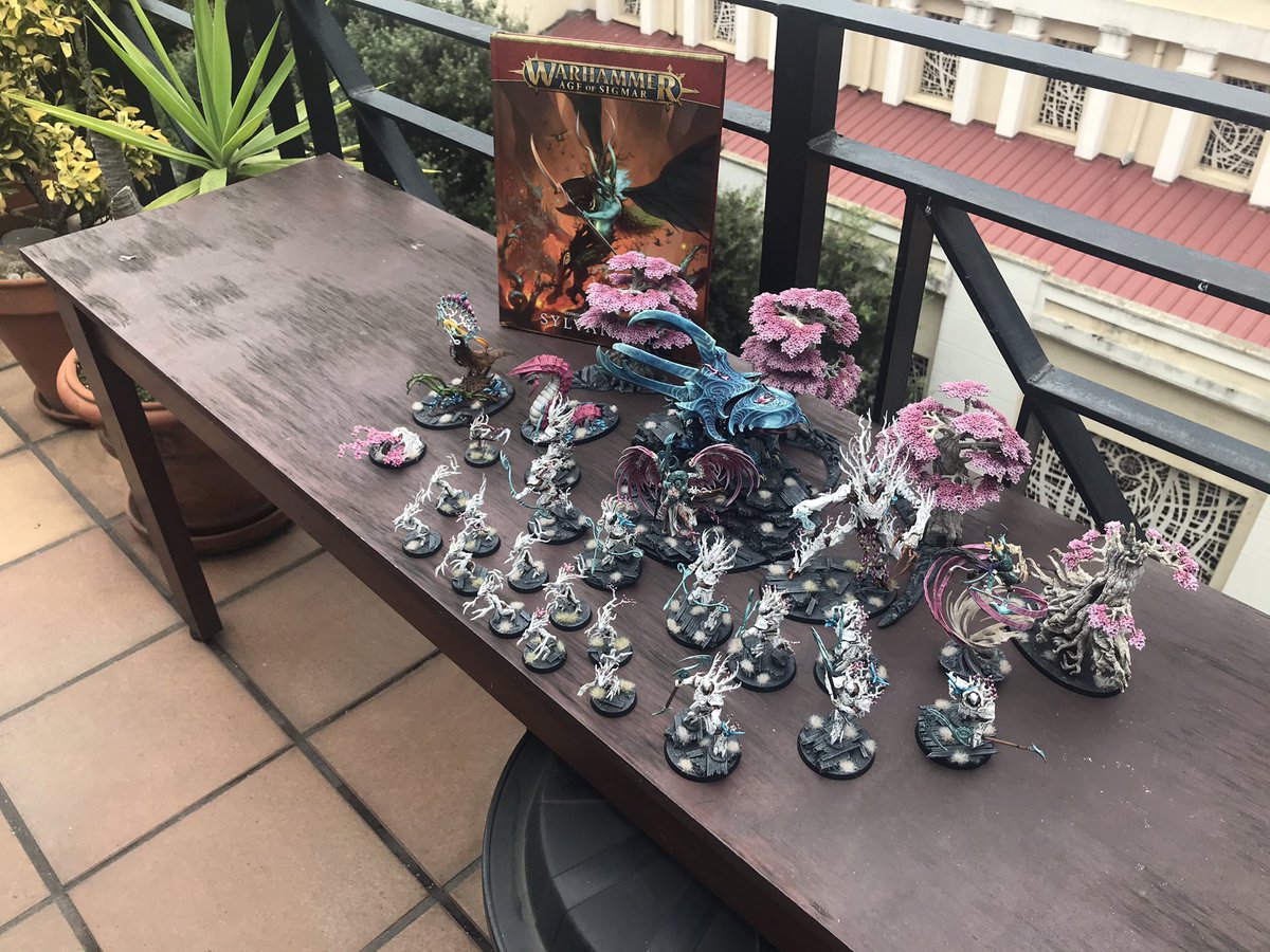 SkilledHand68's tweet photo. Commission paint is over,  it’s time for my Sisters of battle!! https://t.co/6frCdIVS8O