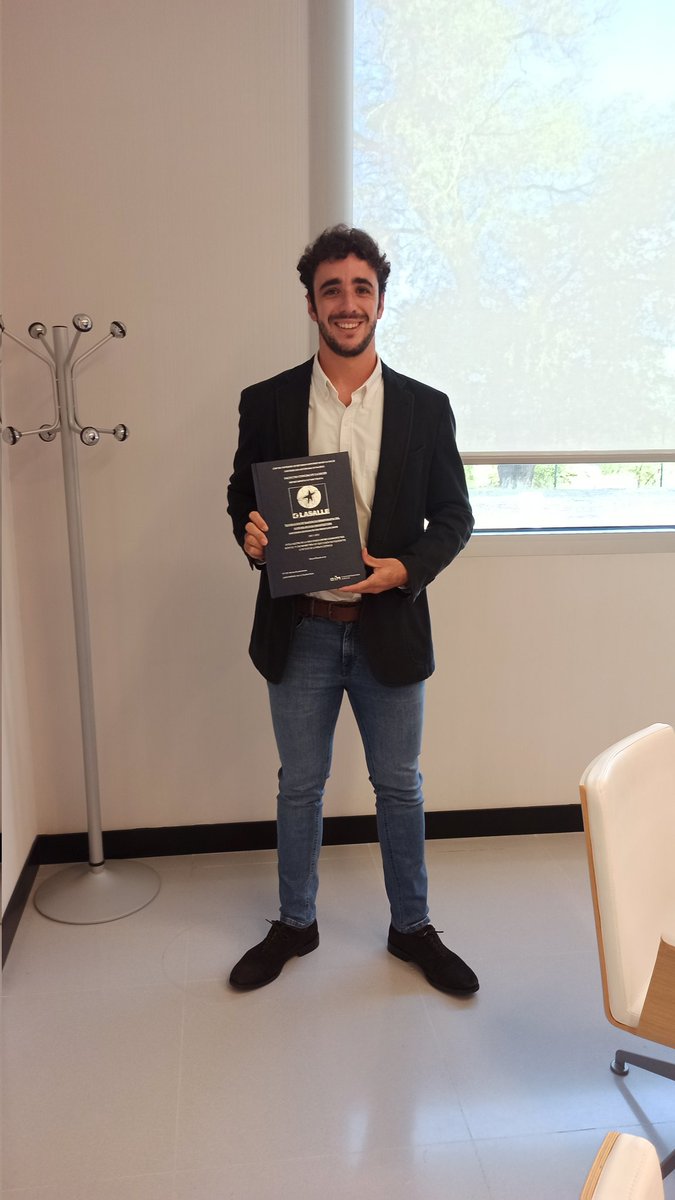 Termino el Master de Fisioterapia Avanzada en el Tratamiento del Dolor. Ha sido un año muy intenso en el que sin duda he crecido enormemente como persona y como profesional. Muchas gracias a todos los profesores y compañeros y en especial a <a href="/monigrandeal/">Mónica Grande-Alonso</a> . Estoy muy contento 😊💪