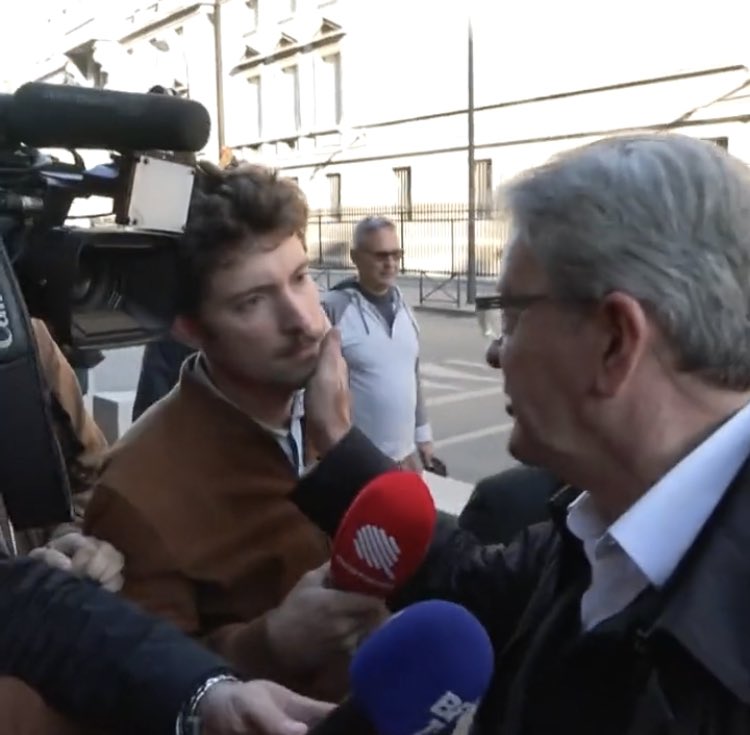 BorisKharlamoff's tweet photo. Mettre la main sur le visage d’un journaliste. Mais quelle honte sérieux. @JLMelenchon https://t.co/cwvrzfeNaZ