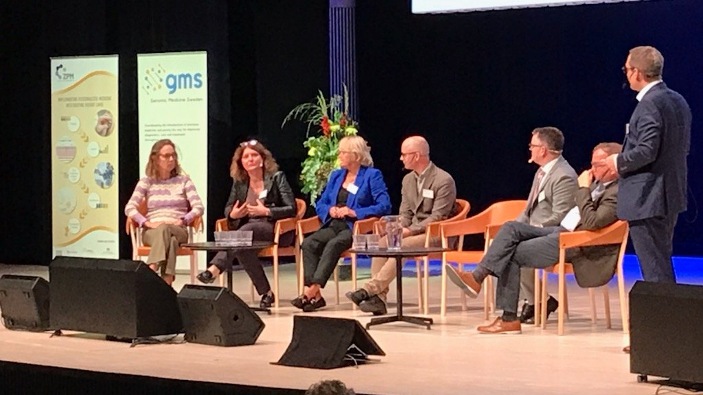 genomicmedswe's tweet photo. Great panel discussion #PrecisionMedicineEurope2022 reflecting around the importance of patient and public engagement, education both for healthcare profession and patients in medical genomics, cost coverage and increasing costs for interpretation. https://t.co/E78dAJyija