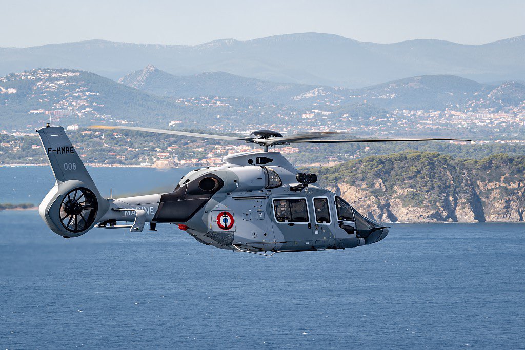 MarineNationale's tweet photo. Le premier hélicoptère H160B de la flotte intérimaire a été reçu aujourd'hui par la Marine sur la base d'aéronautique navale d'Hyères !
Les 6 H160B qui seront livrés à la Marine opéreront depuis la terre afin de conduire des missions de secours et d’intervention en mer. https://t.co/cYPxHksPS8