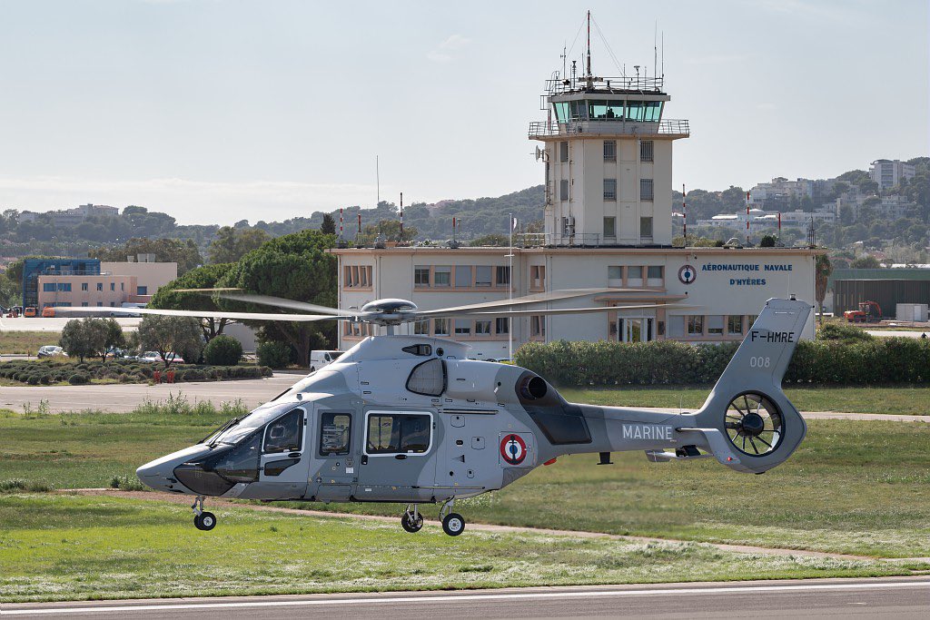MarineNationale's tweet photo. Le premier hélicoptère H160B de la flotte intérimaire a été reçu aujourd'hui par la Marine sur la base d'aéronautique navale d'Hyères !
Les 6 H160B qui seront livrés à la Marine opéreront depuis la terre afin de conduire des missions de secours et d’intervention en mer. https://t.co/cYPxHksPS8