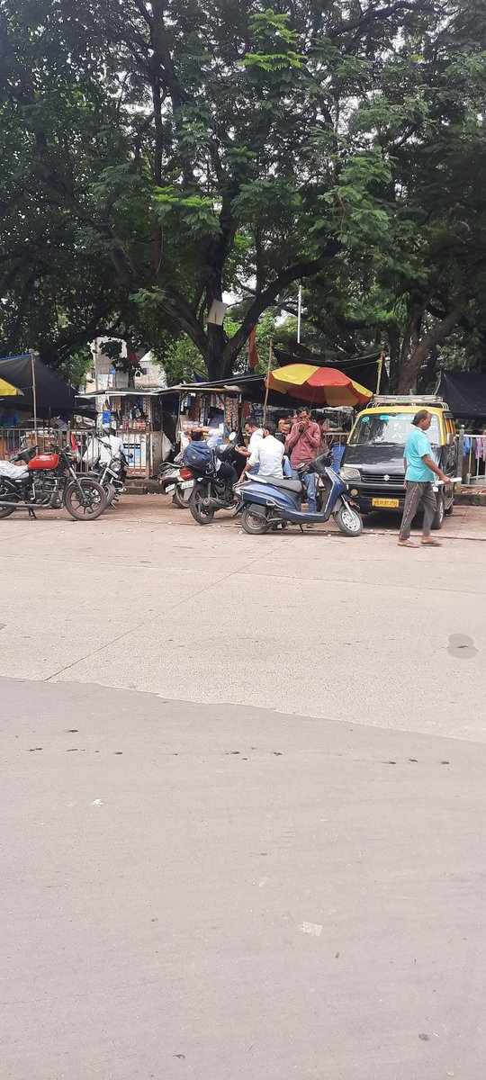AyazAns71757688's tweet photo. @mybmcWardFN this is 5th complaint I am complaining so much about this thing. Why don't you guys take action, then why are you running Twitter? #illegalstall and fully encroachment middle of the road opp antop hill buss depot samadhan road wadala @mybmc @Mehtab_Sidd https://t.co/VudUBWqVdM