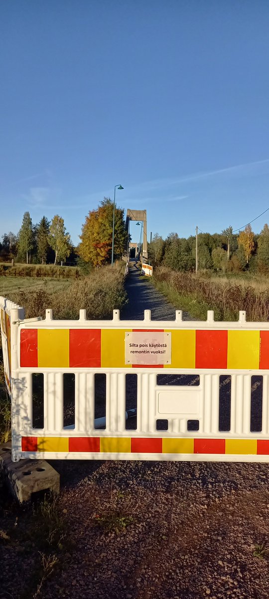 KjSorvisto's tweet image. Jokimaisemaa #Ylivieska #Raudaskylä eiliseltä iltalenkiltä. #Riippusilta on korjattavana, tärkeä kvl-väylä mm. koululaisille. Ruskaa vielä odotetaan🍂