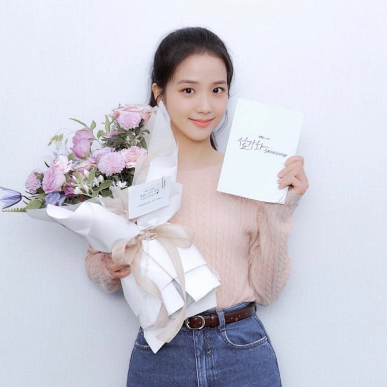 pinkslegend's tweet photo. give her all her flowers!🤍 https://t.co/Su59ZYY11L