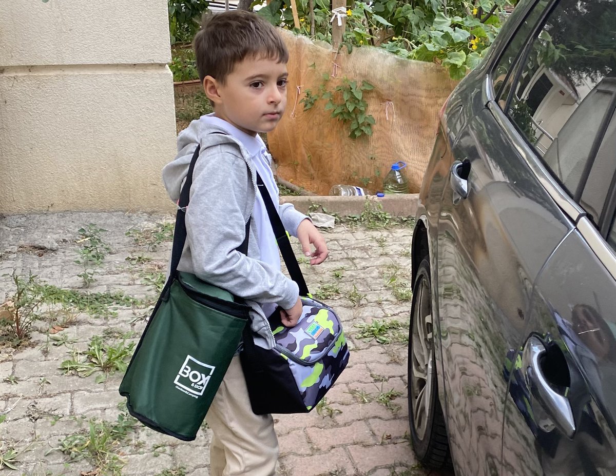 Bugün okul menüsünde içli köfte varmış. Ben yumurtasız nasıl yapılır bilmediğim için beslenmesine normal köfte koydum. Zaten o köfteler okula giderken yemeklerinin yanında kendini koruma sorumluluğunu da taşıyan bu minik omuzlarda dayanamaz, içlenir bence. #besinalerjisi