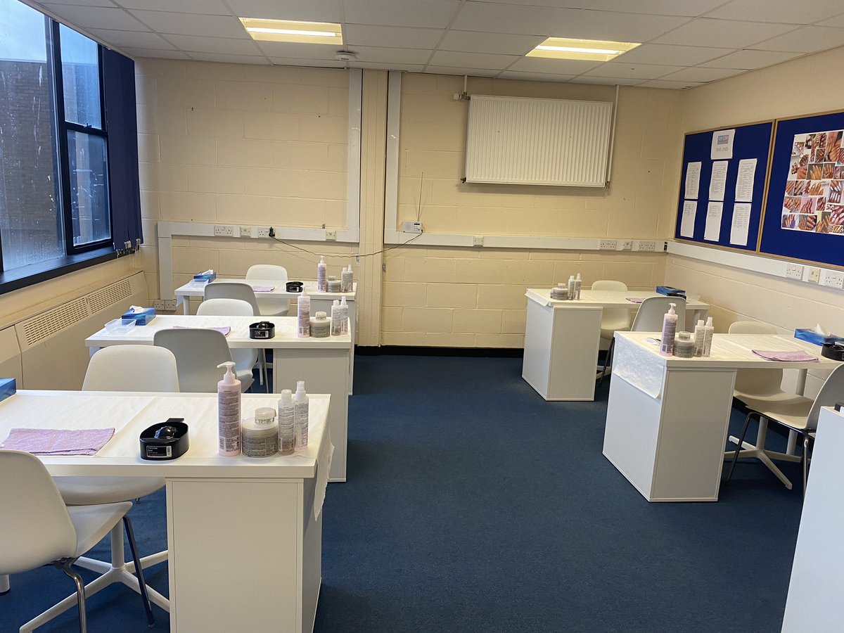 topcoatgallery's tweet photo. Exciting news! Top Coat Nail Gallery will be open to staff clients after the October holidays!  Please look out for more information soon. 💅🏼 @MonifiethHigh @DYWTayCities https://t.co/aIrnYTYCES