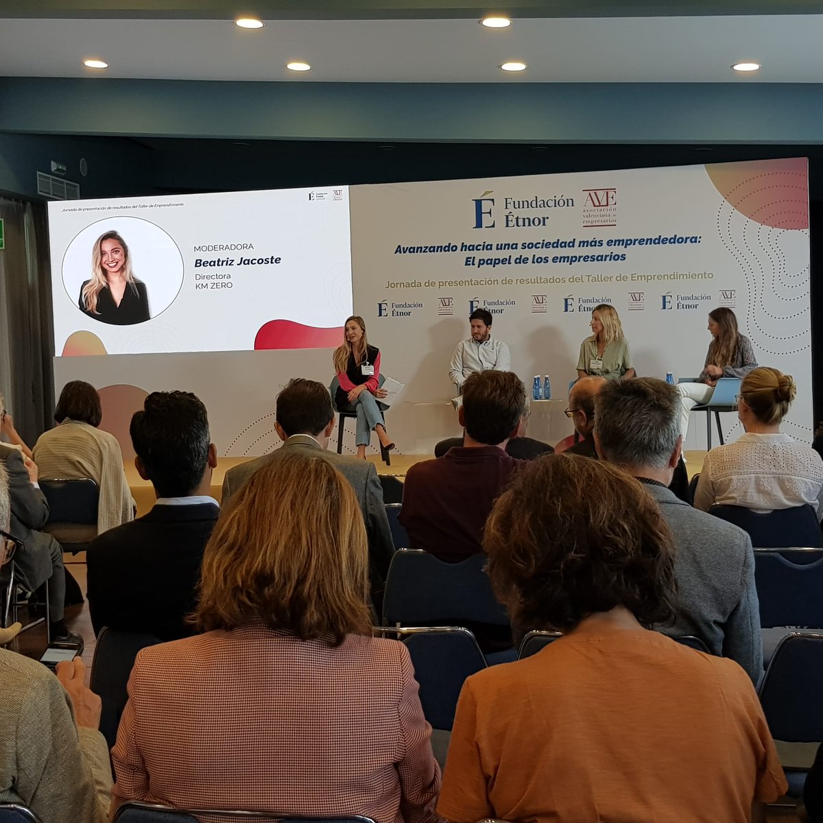 FundacionETNOR's tweet photo. Emprendedores de la CV debaten sobre su visión de la realidad del emprendimiento
#JoséBurgos @Jose_HRFreak @FreshPple 
#NuriaMarchante #PampaInteriors
#LucíaSánchez @lsanchezpozo #DigitalGastronomic

moderados por #BeatrizJacoste @kmzerohub 

@AVEmpresarios #TallerAVEtnor https://t.co/38RYRimBgW