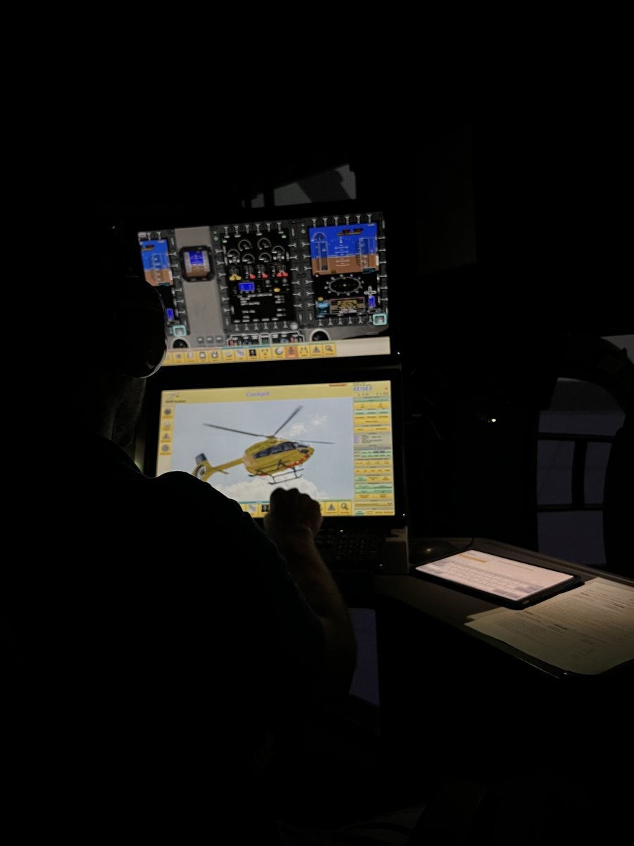 Twee keer per jaar gaan de #piloten en #HCM-ers van de #Medic01 naar de #simulator. Daar worden o.a. de #noodprocedures getraind.
Ook de PINS-approach werd getraind. Hierdoor kunnen we bij slecht zicht langer het #patiëntentransport op een veilige manier waarborgen (1/2)
