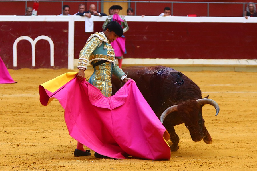 elquitelogrono's tweet photo. @leo_valadez es el ganador del trofeo al mejor quite por el quite realizado ayer, día 20 de septiembre lidiado en tercer lugar, de la ganadería de Zalduendo. Se compuso de una chicuelina ligada a una espaldina, continuado con otra chicuelina ligada a una cordobina. ¡Enhorabuena! https://t.co/Vl84hUl4hX