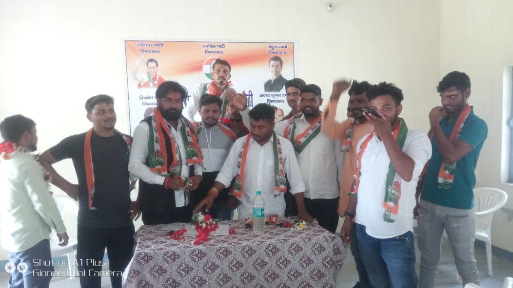 186shubhamsingh's tweet photo. अमेठी में लगातार यूथ कांग्रेस का काफिला बढ़ता हुआ शुभम सिंह के नेतृत्व में तमाम युवा साथी श्री राहुल गांधी के संघर्षों से प्रभावित होकर भारत जोड़ो यात्रा से प्रभावित होकर सभी युवा साथियों ने यूथ कांग्रेस ज्वाइन किया
@RahulGandhi @priyankagandhi @KaunSandeep @dgurjarofficial https://t.co/t6eDsLDMr2
