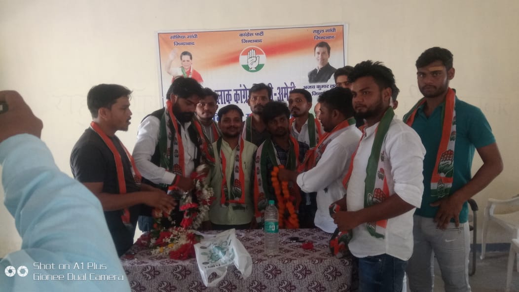 186shubhamsingh's tweet photo. अमेठी में लगातार यूथ कांग्रेस का काफिला बढ़ता हुआ शुभम सिंह के नेतृत्व में तमाम युवा साथी श्री राहुल गांधी के संघर्षों से प्रभावित होकर भारत जोड़ो यात्रा से प्रभावित होकर सभी युवा साथियों ने यूथ कांग्रेस ज्वाइन किया
@RahulGandhi @priyankagandhi @KaunSandeep @dgurjarofficial https://t.co/t6eDsLDMr2