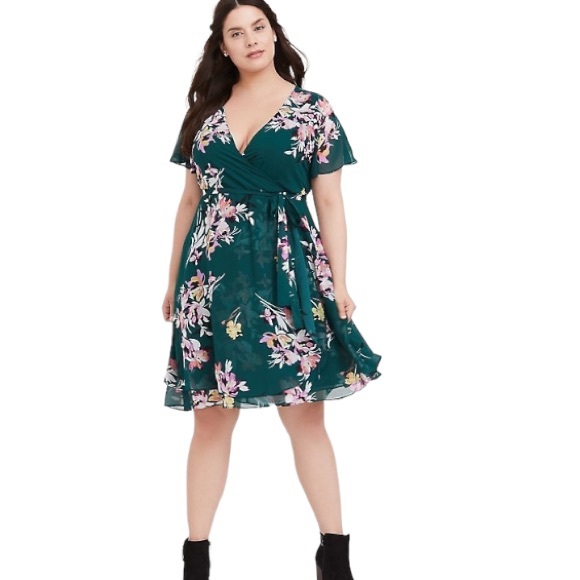 grobin7940's tweet photo. So good I had to share! Check out all the items I'm loving on @Poshmarkapp #poshmark #fashion #style #shopmycloset #torrid #boohoo #prettylittlething: https://t.co/KePokqgTFQ https://t.co/vfHoygeexm