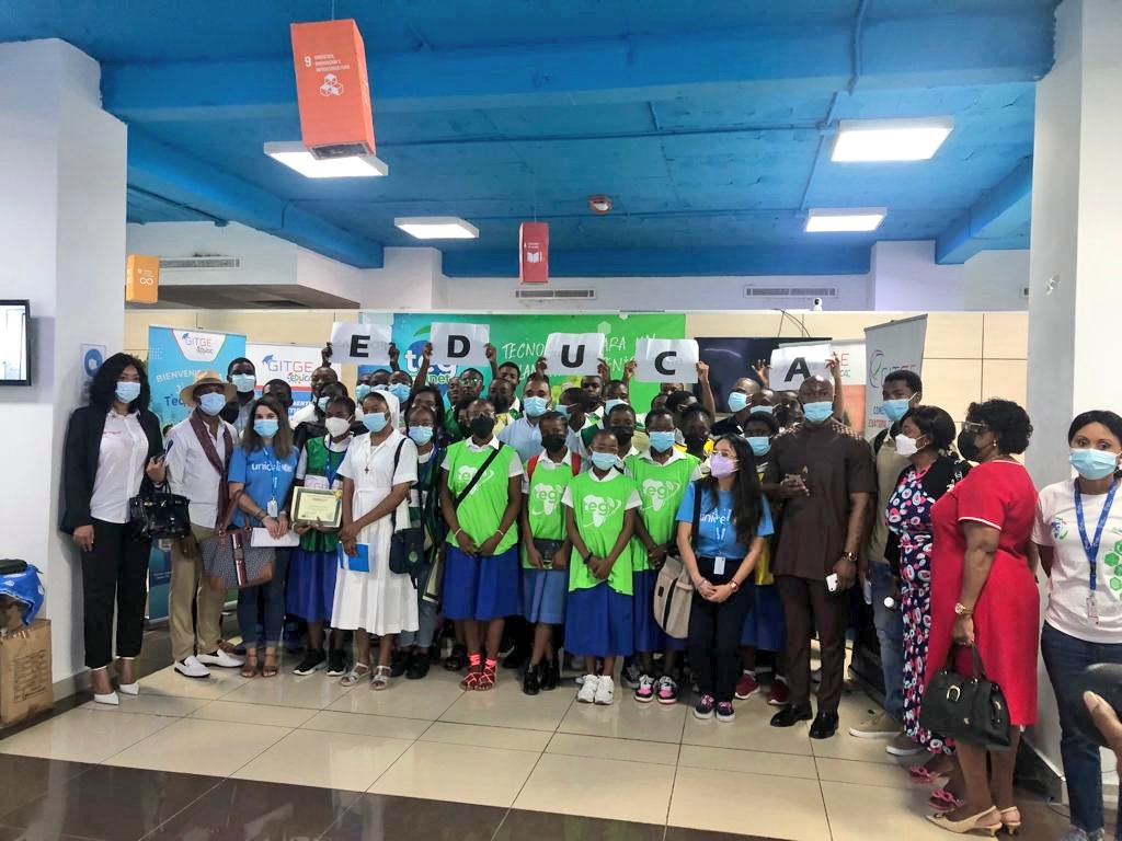 HubDreams's tweet photo. Gitge Educa celebra jornada tecnológica en la fundación @identicGE  con estudiantes. Con el apoyo de @UNICEFGuineaEcu @autoclax de #DreamsHub, Martínez Hnos e invitados, una jornada de aprendizaje y diversión, ante la mirada del Ministerio de Educación.
#EcosystemBuilders ❤️🇬🇶 https://t.co/0Kehue37iQ