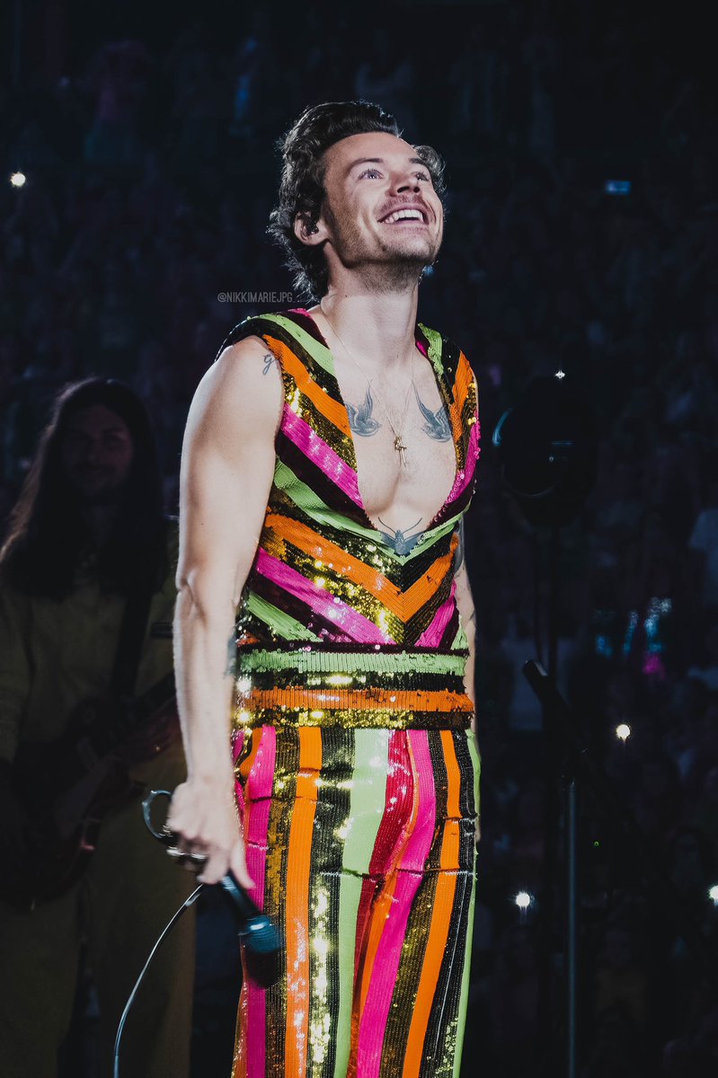 hsdtogethertour's tweet photo. Harry watching the banner go up at the final 15th MSG show of HSLOT22.

📸: @nikkimarieJPG https://t.co/EcyPiD2FiT
