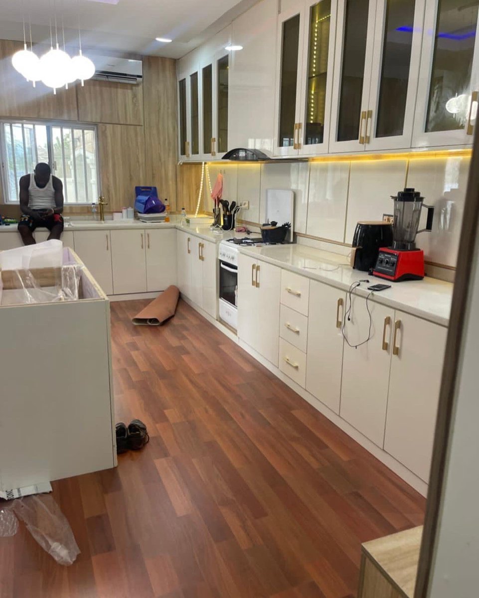 Floorsbenin's tweet photo. Les revêtements de sol stratifiés sont un type populaire de revêtement de sol pour les espaces de vie, la cuisine, les salles à manger, les chambres, les couloirs et d'autres zones qui ne sont pas soumises à une humidité excessive.
#floorsdecorbenin #everythingfloor #floortogo https://t.co/k3mZ8AXnOq