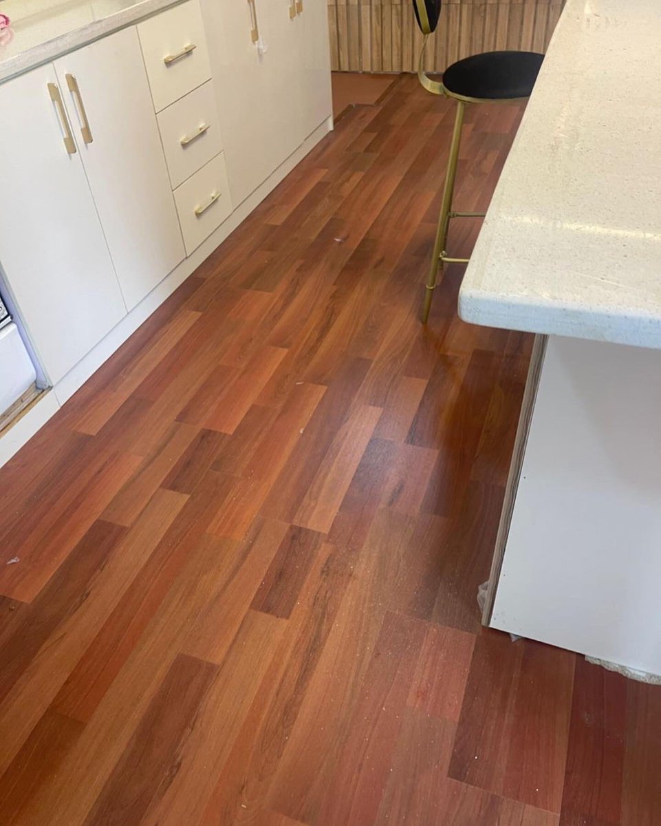 Floorsbenin's tweet photo. Les revêtements de sol stratifiés sont un type populaire de revêtement de sol pour les espaces de vie, la cuisine, les salles à manger, les chambres, les couloirs et d'autres zones qui ne sont pas soumises à une humidité excessive.
#floorsdecorbenin #everythingfloor #floortogo https://t.co/k3mZ8AXnOq