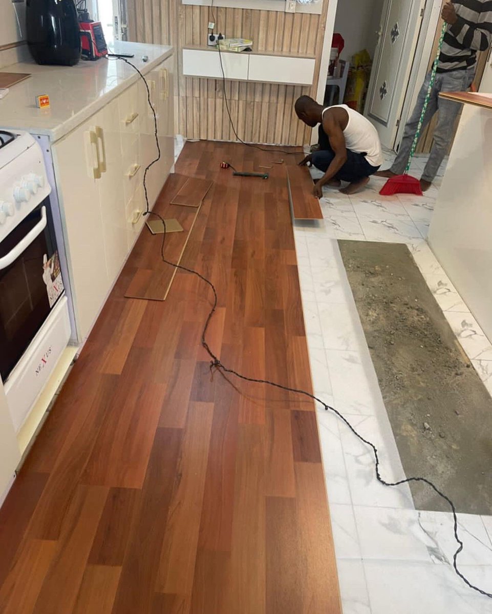 Floorsbenin's tweet photo. Les revêtements de sol stratifiés sont un type populaire de revêtement de sol pour les espaces de vie, la cuisine, les salles à manger, les chambres, les couloirs et d'autres zones qui ne sont pas soumises à une humidité excessive.
#floorsdecorbenin #everythingfloor #floortogo https://t.co/k3mZ8AXnOq