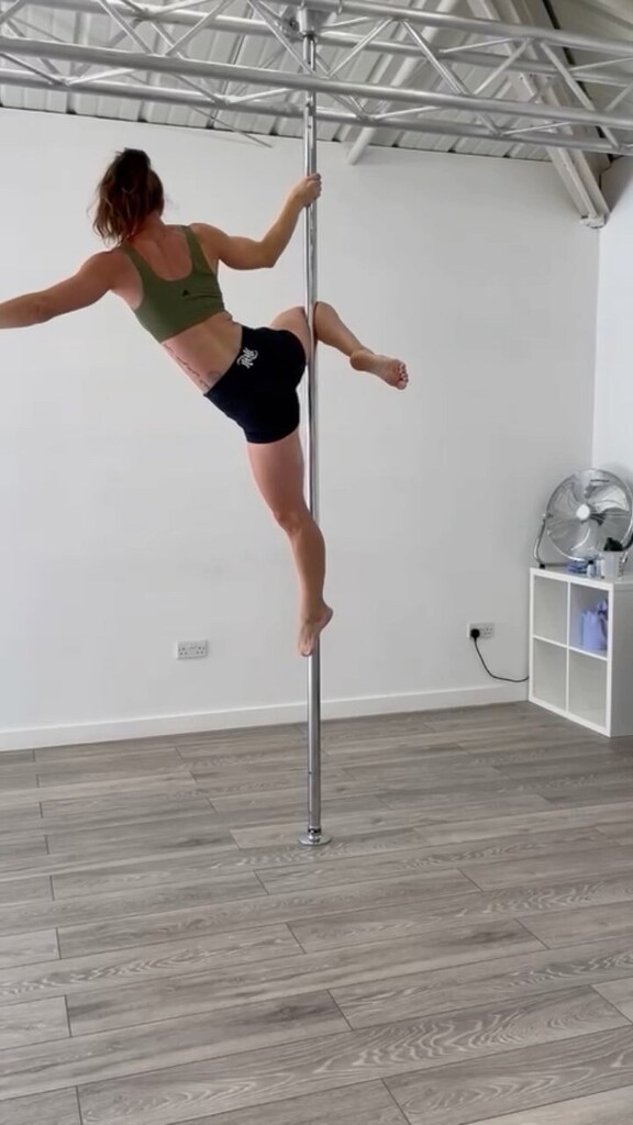 thepolestudio's tweet photo. A fab Intermediate #pdcombo demo’d by our Reading instructor @chestnutliz3 #pdchineseattitude #pdscorpio #readingpolestudio https://t.co/LxSbqR3krZ https://t.co/DgbVl00fac