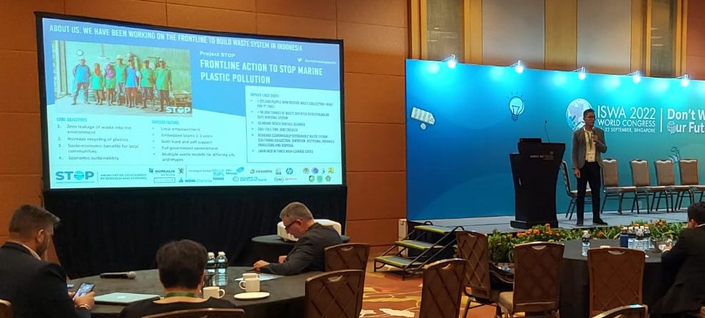 "There are up to 165 million Indonesians without waste management. I find this unacceptable."
Lincoln Sihotang at #ISWA2022 on what better waste governance &amp; funding to #STOPwaste means for people's everyday lives.
#GoCircular #pollutionFree #Indonesia
<a href="/endoceanplastic/">Project STOP</a> <a href="/ISWA_org/">ISWA</a>