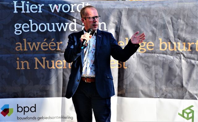 gemeentenuenen's tweet photo. Het hoogste punt van 43 nieuwe koopwoningen in Nuenen-West veld D is bereikt. Hier werd feestelijk bij stilgestaan door de toekomstige bewoners, projectbetrokkenen en Wethouder Ralf Stultiëns. https://t.co/Rginw3g0ow