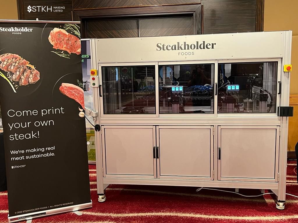 stkhfoods's tweet photo. A lot of people have already stopped by our booth (#12) to print their own personalized steak at the #FutureFoodTech Conference in London that started today.
You can also experience it: https://t.co/p0QFDO1in1
#Culturedmeat #cultivatedmeat #PrintedMeat #3Dbioprinting #STKH https://t.co/CugnVFXY4X