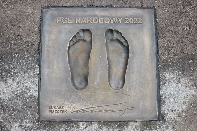 BertaKomor's tweet photo. Er hat nicht nur beim BVB große Fußabdrücke hinterlassen, unser #LP26 - jetzt sind sie verewigt im Walk of Fame polnischer Fußballstars im Nationalstadion in Warschau!👣
Sto lat! 👍🏻 https://t.co/TvLRORVjei