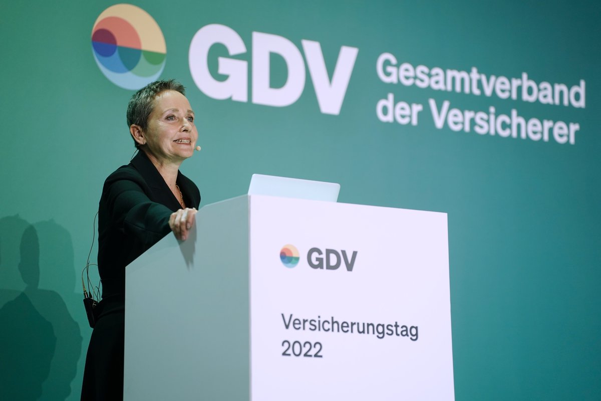 gdv_de's tweet photo. Prof. Dr. Rahel Jaeggi: In einer krisenhaften Gesellschaft brauchen wir Solidarität. Das Beklatschen von Pflegekräften in der Corona-Krise ist keine Solidarität. Solidarität wäre für eine Infrastruktur zu sorgen, dass Pflegekräfte gute Arbeitsbedingungen haben. #VersTag22 https://t.co/p3d6ehHehu